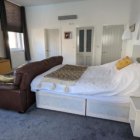 Gorgeous Comfortable Apartment On The High Street Merthyr Tydfil Exteriér fotografie