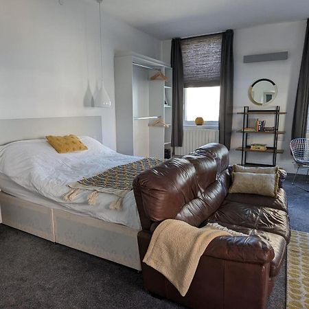 Gorgeous Comfortable Apartment On The High Street Merthyr Tydfil Exteriér fotografie
